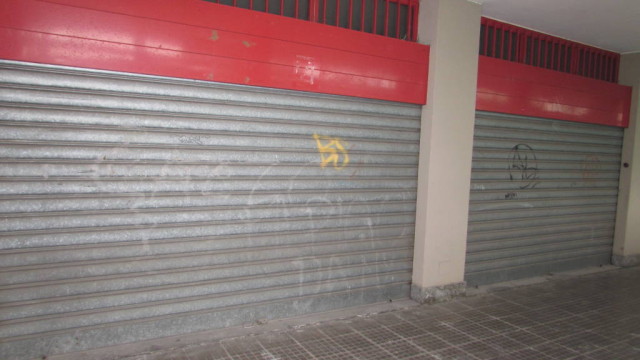 Negozio 2 luci zona Barona con box collegato