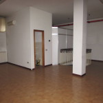 Negozio 2 luci zona Barona con box collegato