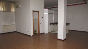 Negozio 2 luci zona Barona con box collegato