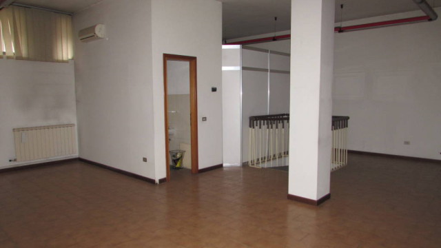 Negozio 2 luci zona Barona con box collegato