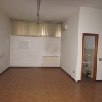 Negozio 2 luci zona Barona con box collegato