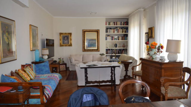 140 mq Piazza Frattini divisibile in due appartamenti 140 mq Piazza Frattini divisibile in due appartamenti