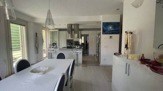 VILLA A POCHI KM DA FORTE DEI MARMI